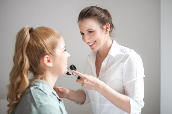 متخصص پوست برای درمان خشکی پوست