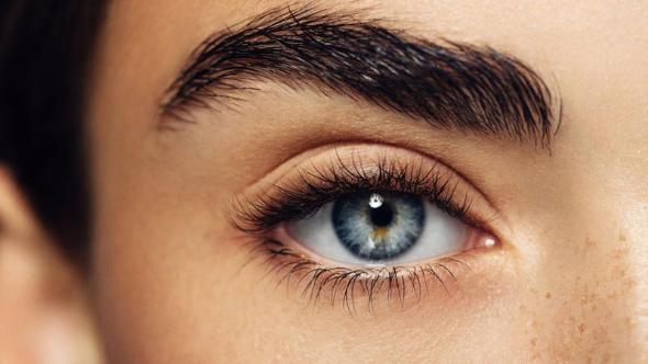 چگونه مژههای پرپشت و خیره کننده داشته باشیم؟ چگونه مژه بلند داشته باشیم