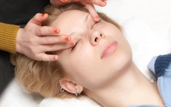 چگونه مژههای پرپشت و خیره کننده داشته باشیم؟ رشد و تقویت مژه با ماساژ پلک