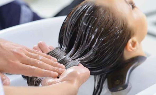 چگونه موها را به روش صحیح شستشو دهیم؟ عوارض شستن هر روز مو