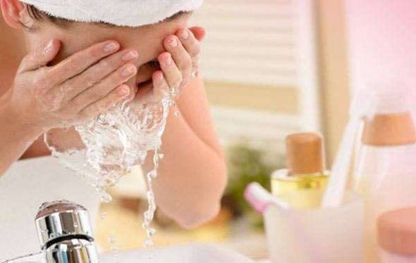 12 اشتباه رایجی که هنگام شستشوی صورت انجام میدهید عوارض نشستن صورت