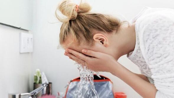 12 اشتباه رایجی که هنگام شستشوی صورت انجام میدهید بهترین شوینده صورت