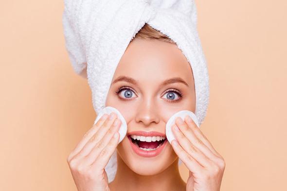 12 اشتباه رایجی که هنگام شستشوی صورت انجام میدهید فواید استفاده از ژل شستشوی صورت