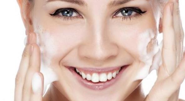 12 اشتباه رایجی که هنگام شستشوی صورت انجام میدهید نحوه استفاده از ژل شستشوی صورت