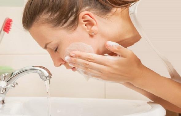 12 اشتباه رایجی که هنگام شستشوی صورت انجام میدهید فواید استفاده از ژل شستشوی صورت