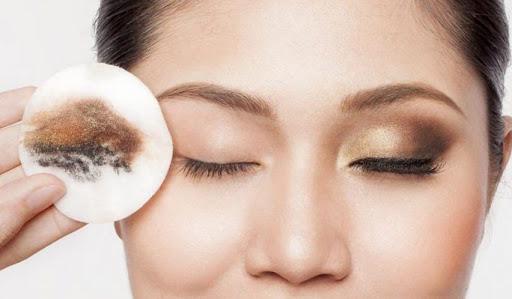 روش پاک کردن صحیح خط چشم