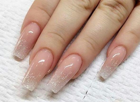 کاشت ناخن به همراه بررسی مزایا و معایب آن مدل کاشت ناخن