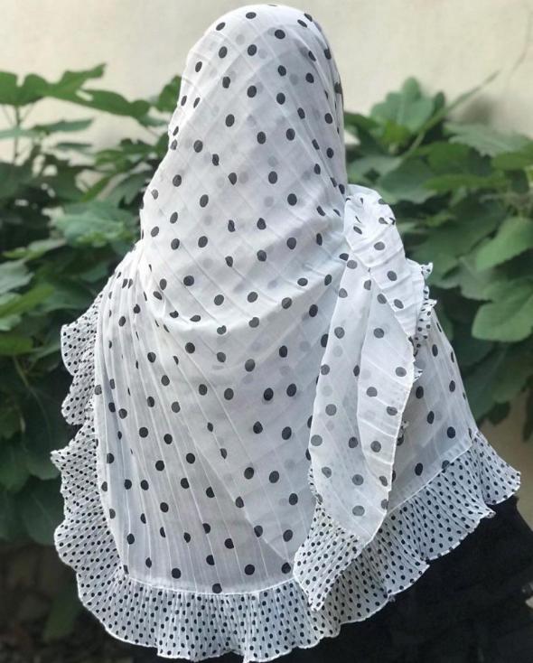 روسری سفید طرح خال دار