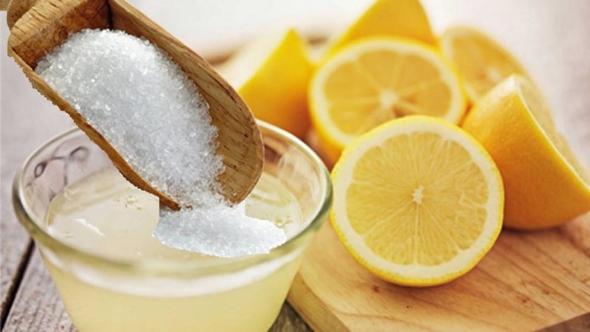 درمان جوش‌های سر سیاه با ماسک لیمو و شکر