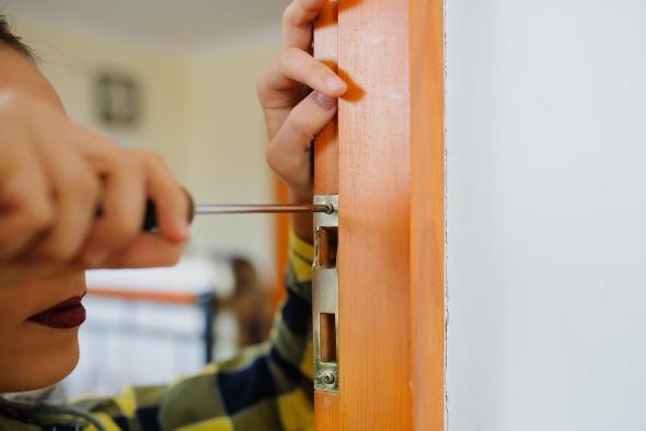 با کمترین قیمت کابیت آشپزخانه را با برچسب کابینت تغییر دهید نحوه چسباندن برچسب کابینت