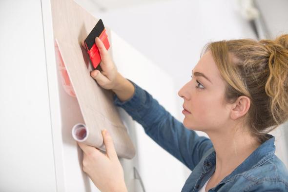 با کمترین قیمت کابیت آشپزخانه را با برچسب کابینت تغییر دهید نحوه چسباندن برچسب کابینت