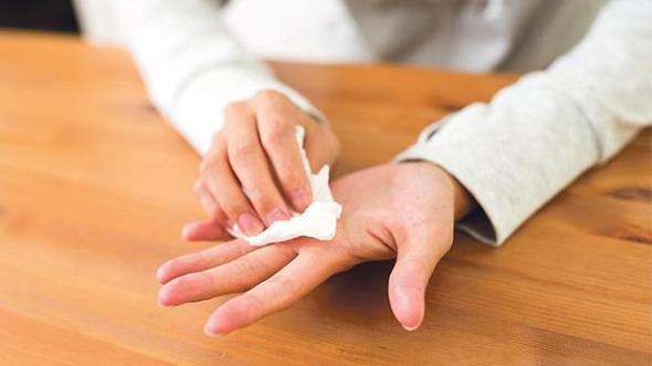 عرق کف دست و پا نشانه چیست