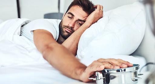 همیشه احساس خستگی میکنید؟ 10 علت خستگی و کوفتگی بدن و درمان علت خستگی زیاد در صبح