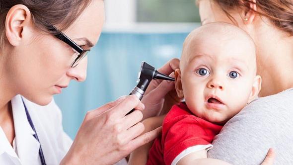 علائم عفونت گوش در کودکان به این شکل ظاهر میشود علت عفونت گوش کودکان