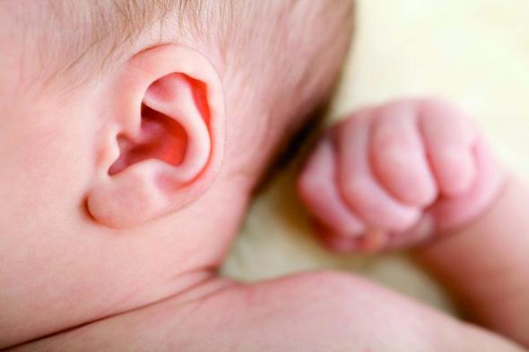 علائم عفونت گوش در کودکان به این شکل ظاهر میشود عفونت گوش میانی در کودکان