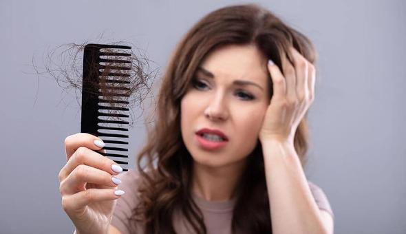 علت ناگهانی ریزش مو در زنان