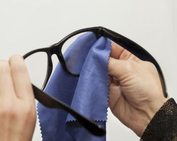 اشتباهات رایج در نگهداری از عینک طبی و آفتابی نگهداری از عینک