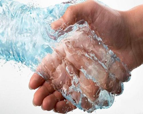 مهمترین دلایل عرق کف دست که باید بدانید و درمان کنید عرق کف دست