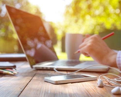 با لپتاپ، کامپیوتر و موبایل کار میکنید؟ پس ضدآفتاب بزنید زدن ضد آفتاب